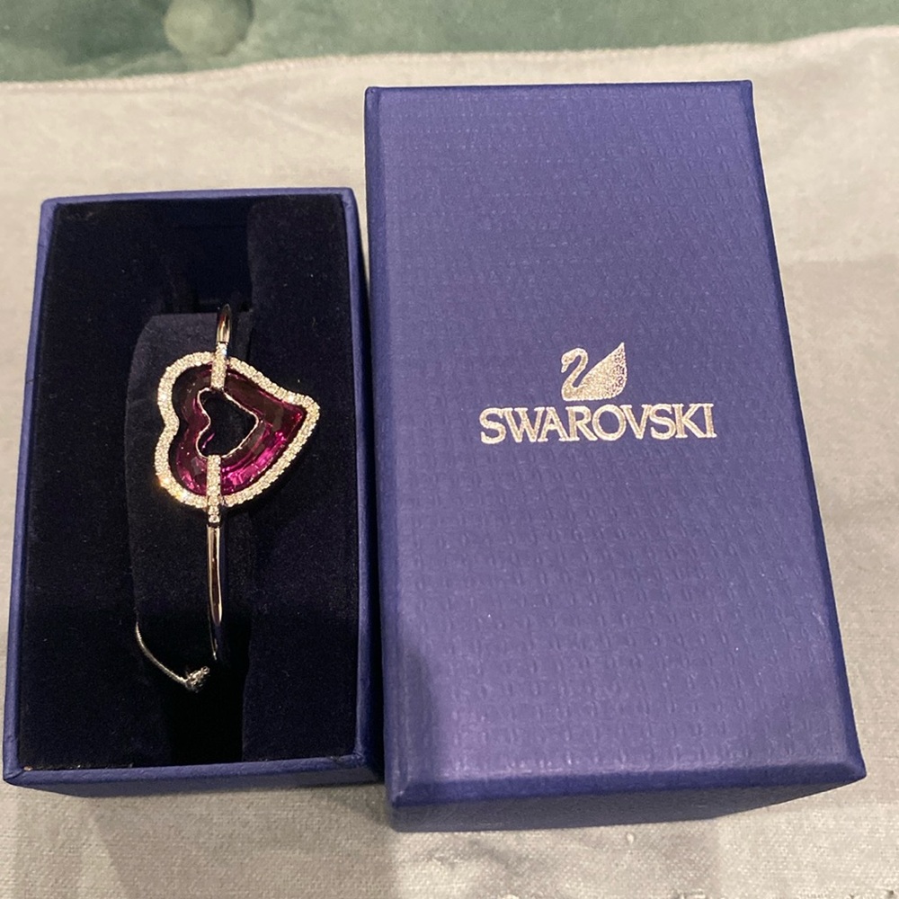 Swarovski Bangle with fushcia heart and crystal stones 5.8 x 3.9cm. New.